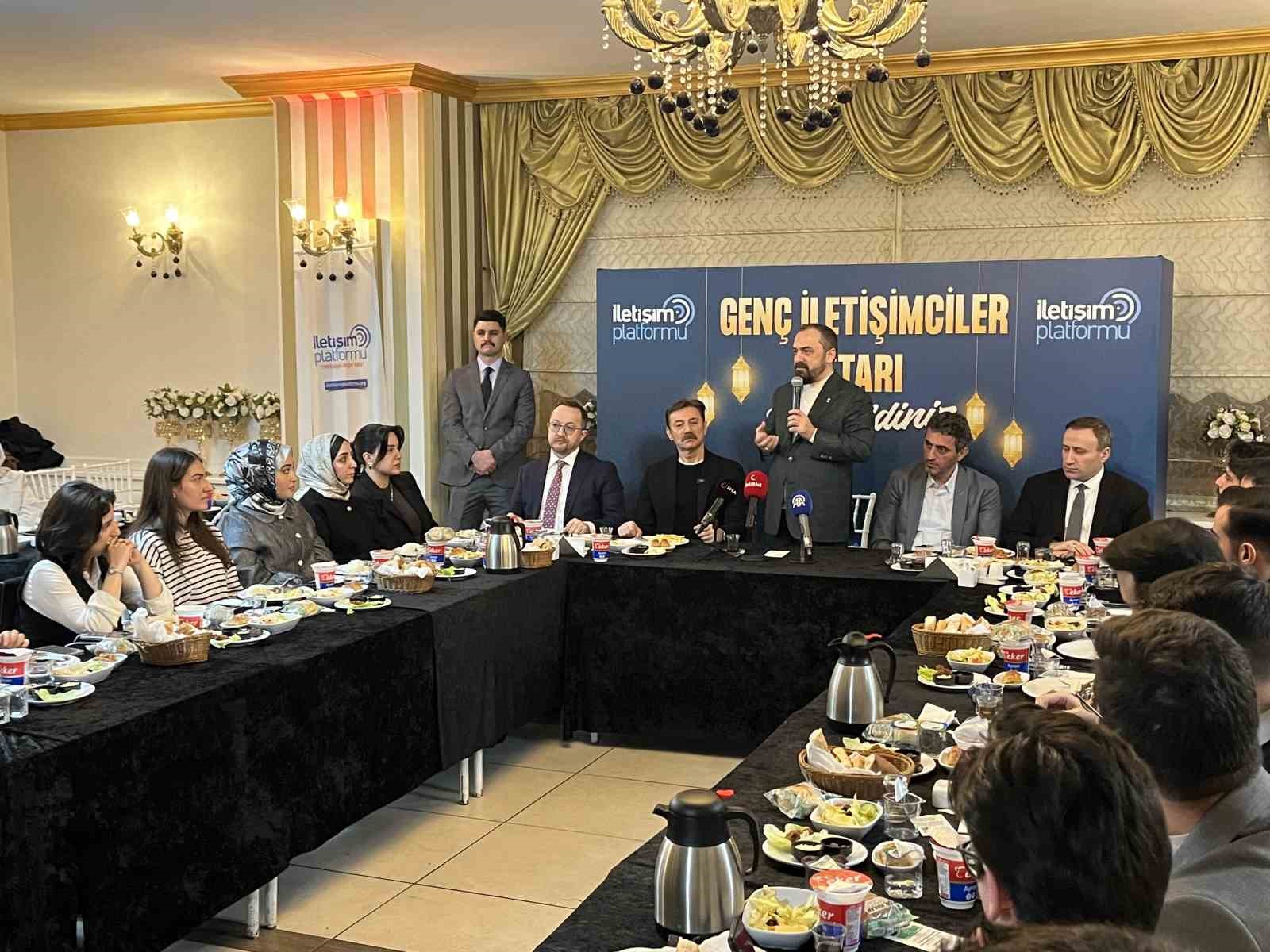 İstanbul&rsquo;da iletişim fak&uuml;ltesi &ouml;ğrencileri AK Parti&rsquo;nin d&uuml;zenlediği iftarda buluştu
