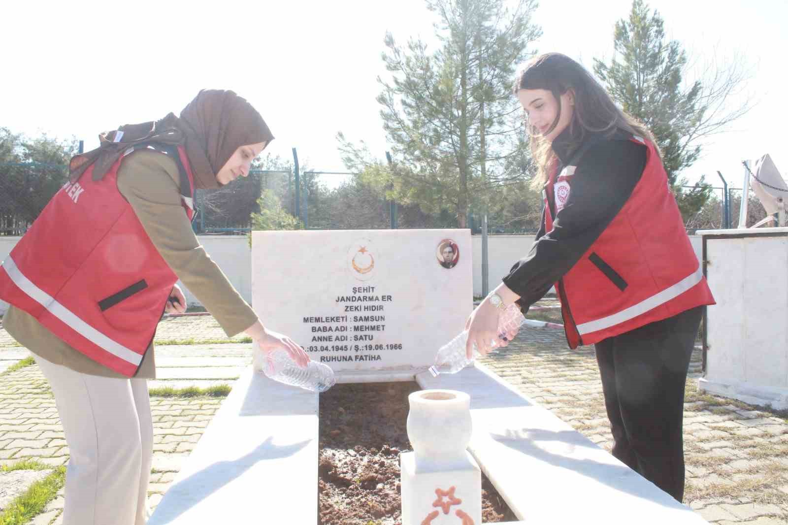 Siirt&rsquo;te bayram &ouml;ncesi şehitliklerde bakım, onarım ve temizlik seferberliği
