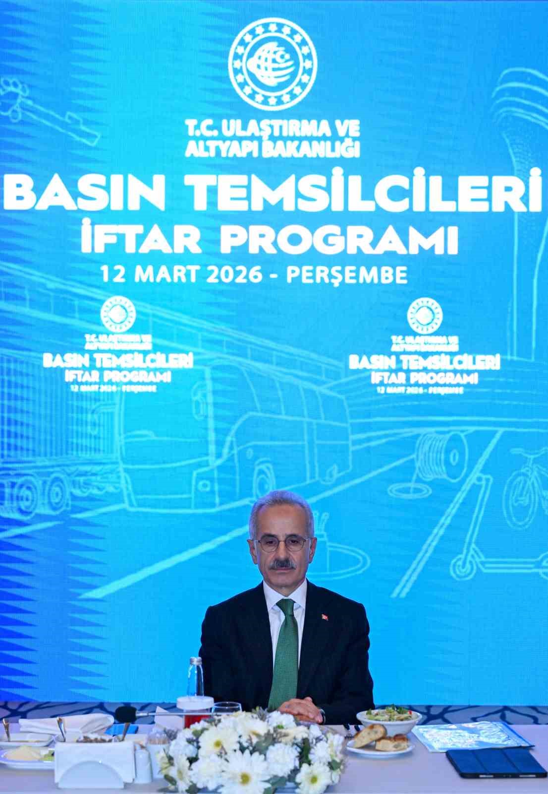 Bakan Uraloğlu: "800 tane geminin hala H&uuml;rm&uuml;z Boğazı&rsquo;nda olduğunu s&ouml;yleyebilirim"
