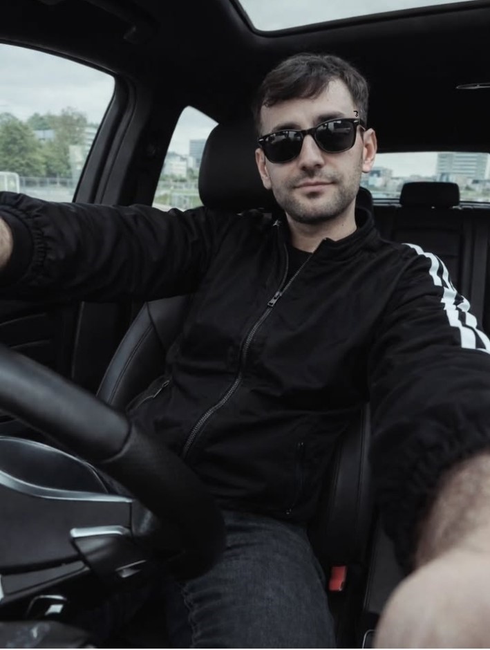 Antalya&rsquo;da bariyerlere &ccedil;arpan motosikletli hayatını kaybetti
