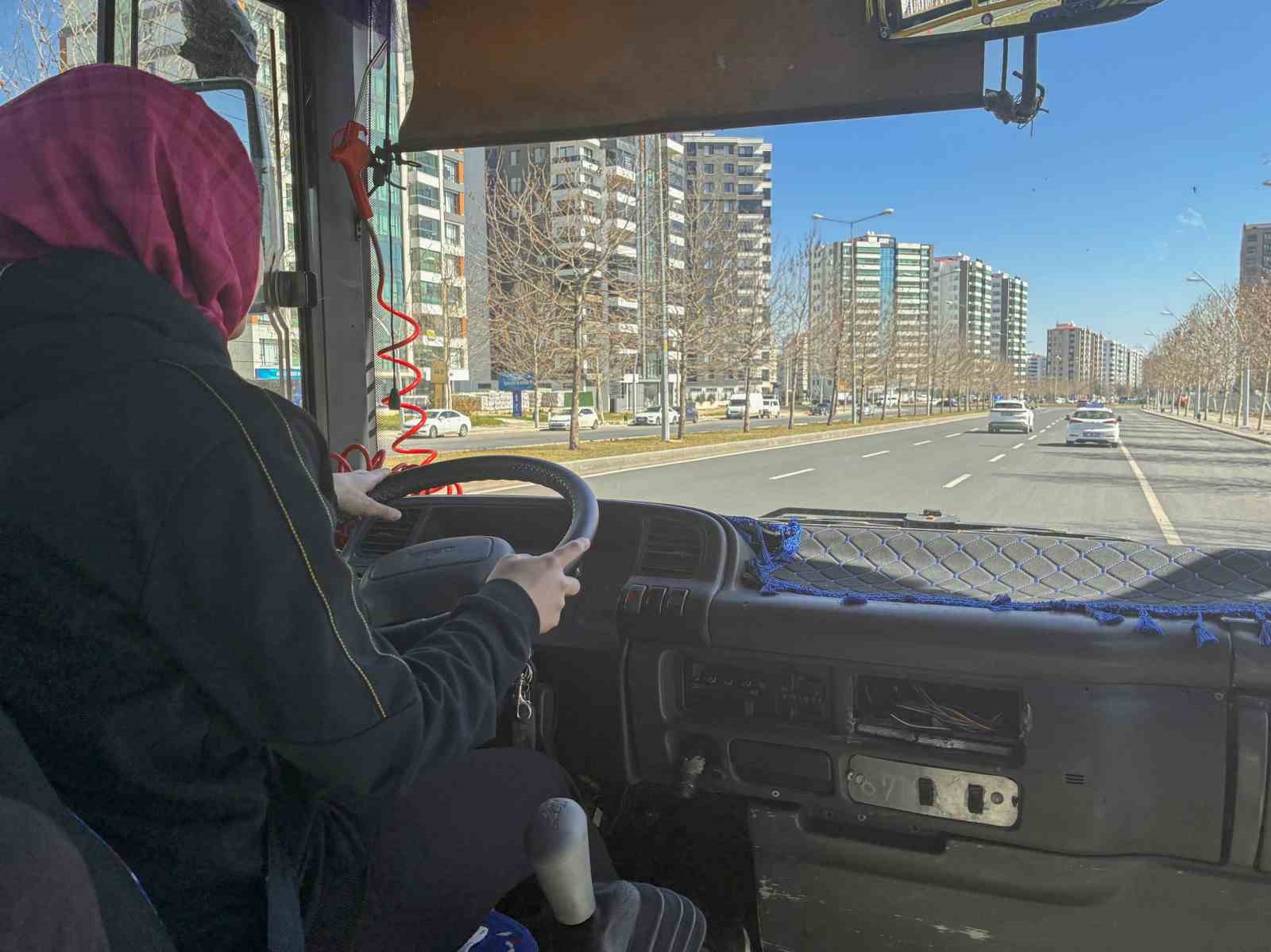 Diyarbakır&rsquo;da 50 kadın, otob&uuml;s şof&ouml;r&uuml; olabilmek i&ccedil;in eğitim alıyor
