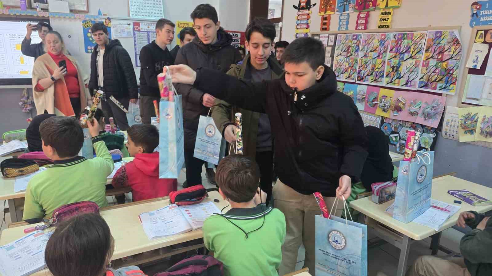 Konya&rsquo;da &ouml;ğrencilere bayram &ouml;ncesi bayram sevinci yaşattılar
