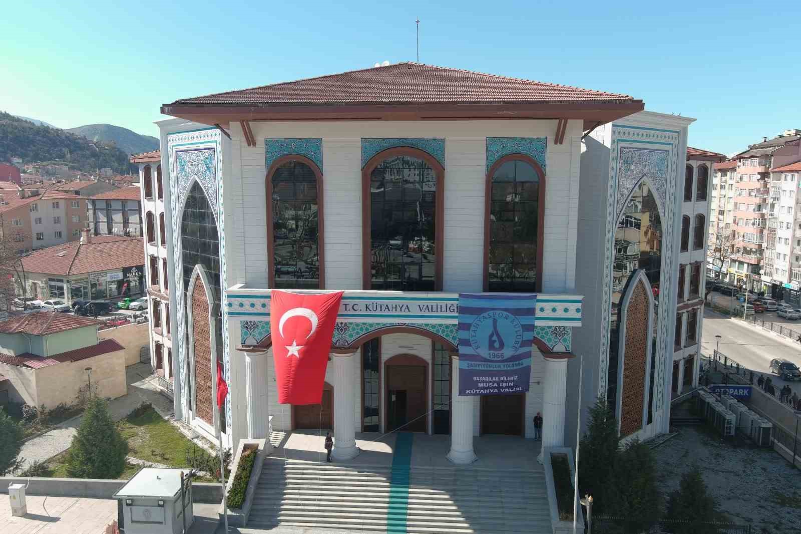 K&uuml;tahyaspor&rsquo;un "43 bin bayrak" projesine ilk destek Vali Işın&rsquo;dan
