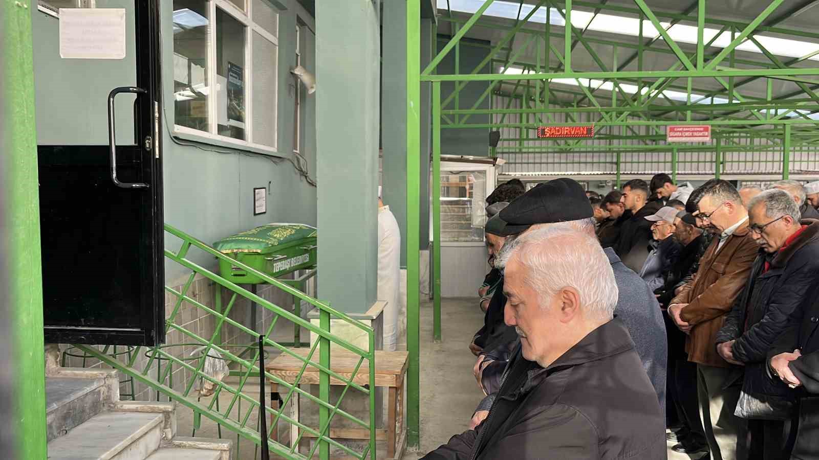 Eskişehir&rsquo;de babasının &ouml;ld&uuml;rd&uuml;ğ&uuml; 13 yaşındaki kız toprağa verildi
