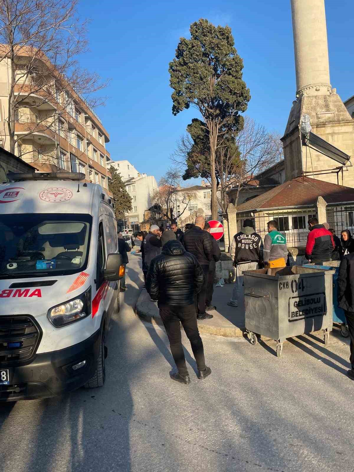 Gelibolu&rsquo;da bı&ccedil;aklı kavga: 3 yaralı
