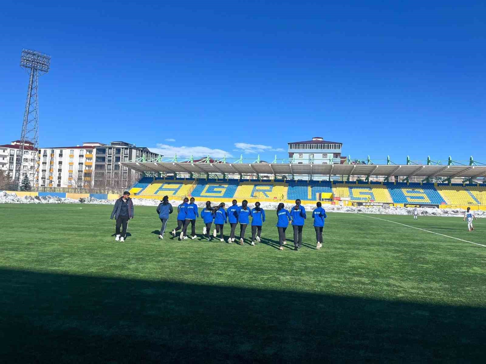 Digorlu kızlar T&uuml;rkiye yarı finallerinde Kars&rsquo;ı temsil edecek

