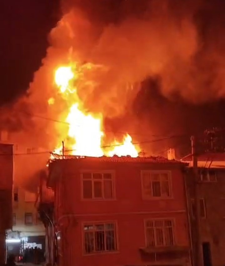 Bursa&rsquo;da metruk binanın &ccedil;atı katı alevlere teslim oldu
