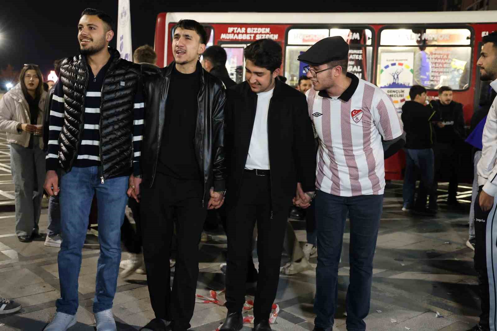 Elazığ’da yüzlerce kişi aynı anda halay çekti: O anlar böyle görüntülendi