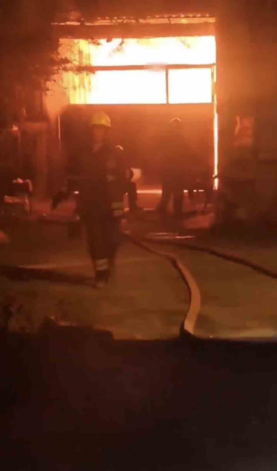 Adana&rsquo;da mobilya at&ouml;lyesinde yangın &ccedil;ıktı
