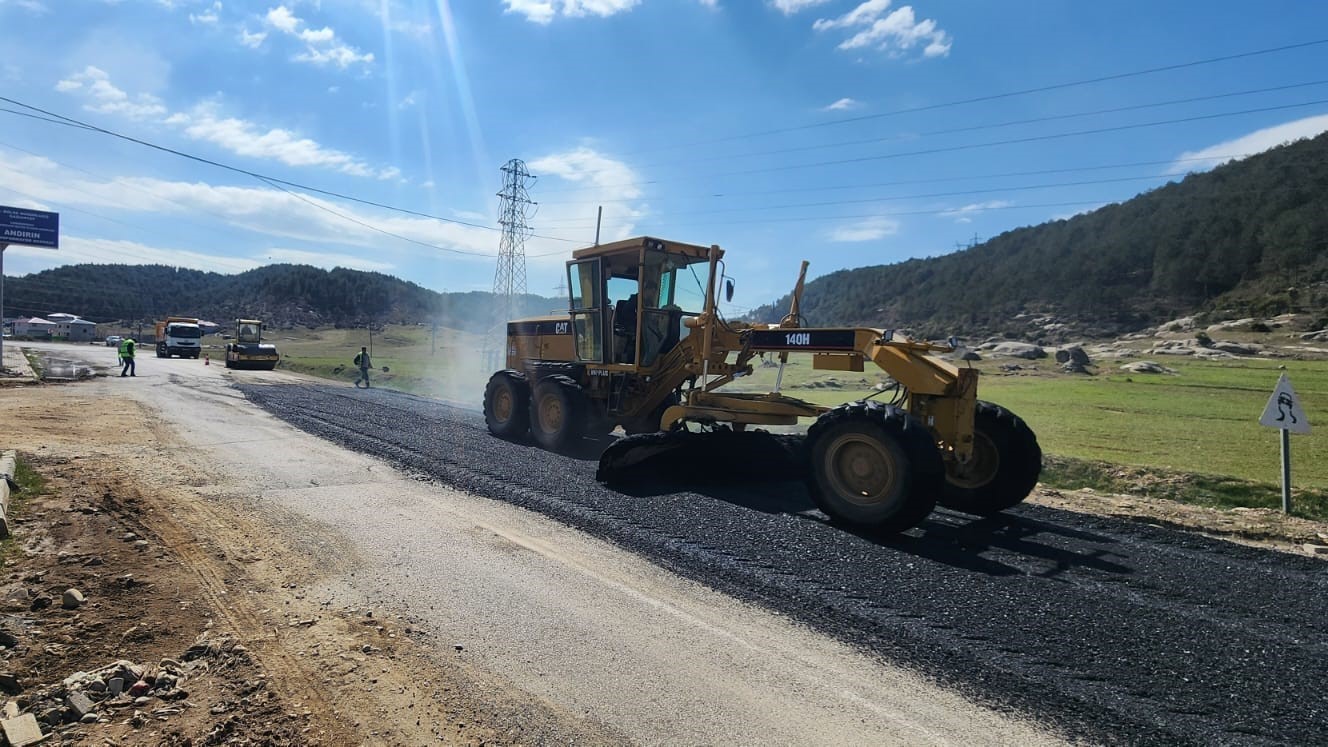 Andırın&rsquo;da yoğun yağışlar nedeniyle bozulan yola sıcak asfaltla tamir
