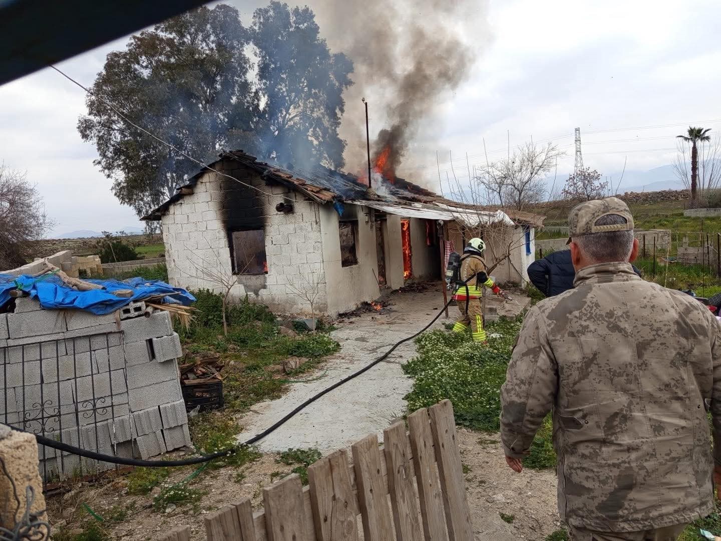 Kırıkhan&rsquo;da m&uuml;stakil ev alevlere teslim oldu
