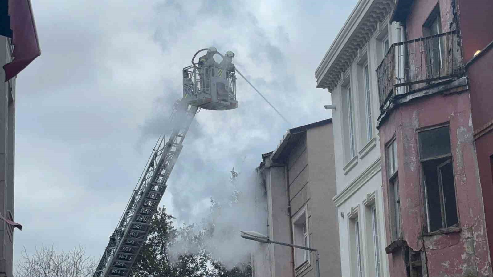 Fatihte 3 katlı binada yangın &ccedil;ıktı: 1 &ouml;l&uuml; 5 yaralı
