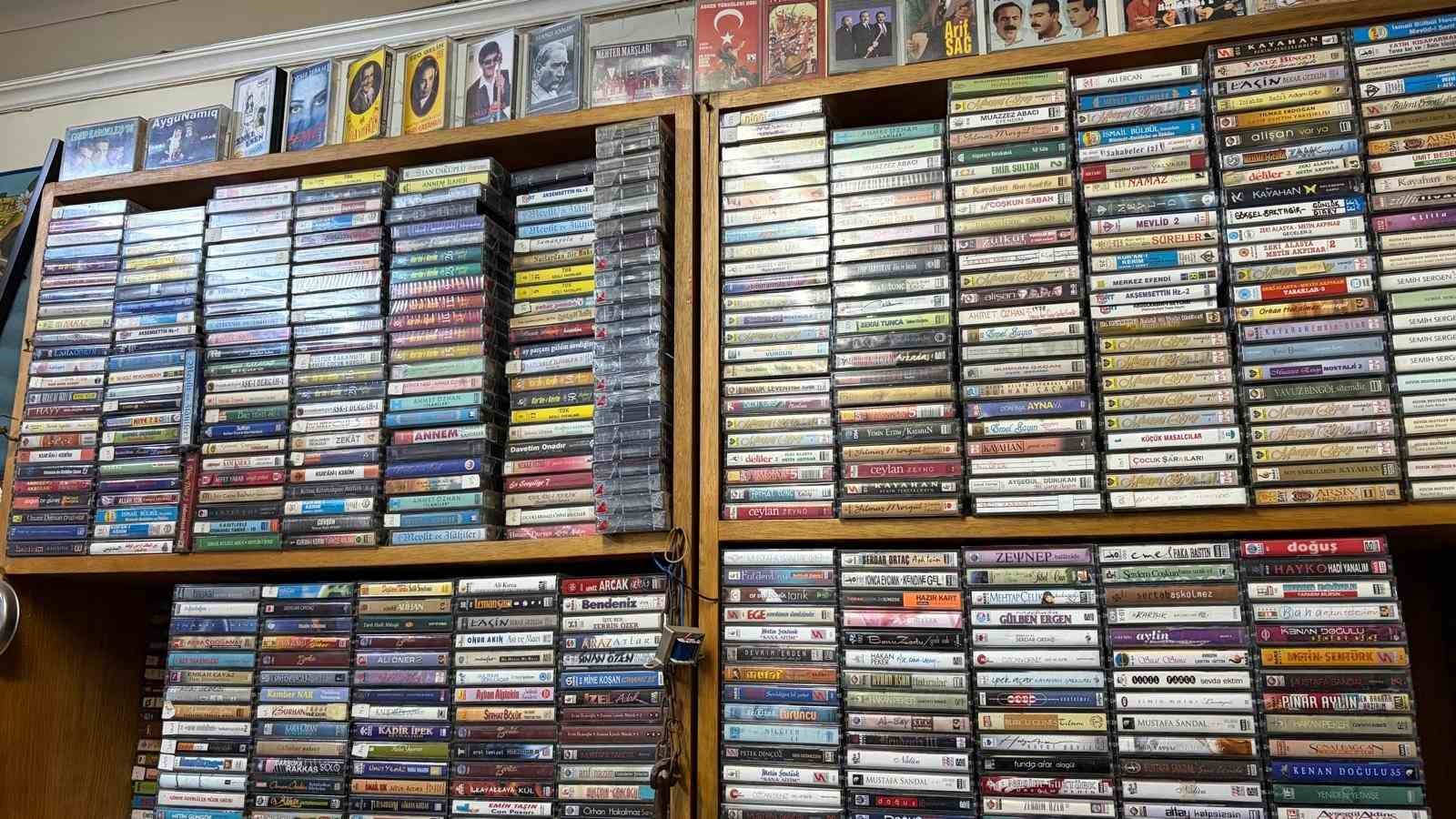 M&uuml;zik d&uuml;nyasının ge&ccedil;mişine 20 yıldır topladığı plak ve kasetlerle ışık tutuyor
