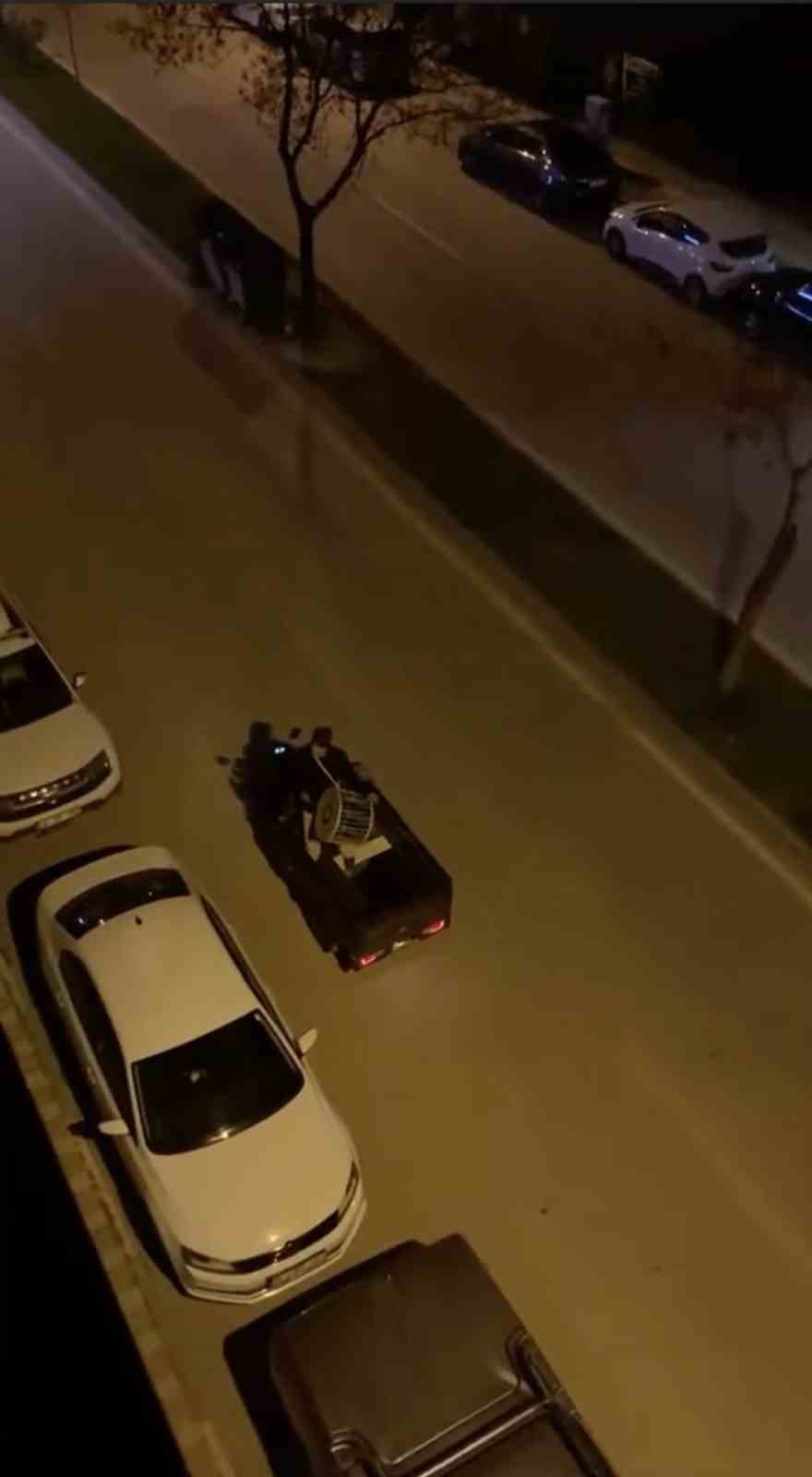 Bursa&rsquo;da davulcular elektrikli a&ccedil;ık kasalı motosikletle sahura kaldırıyor
