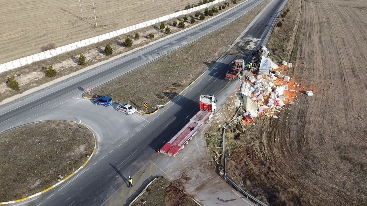 Devrilen tırda 27 ton havu&ccedil; ziyan oldu
