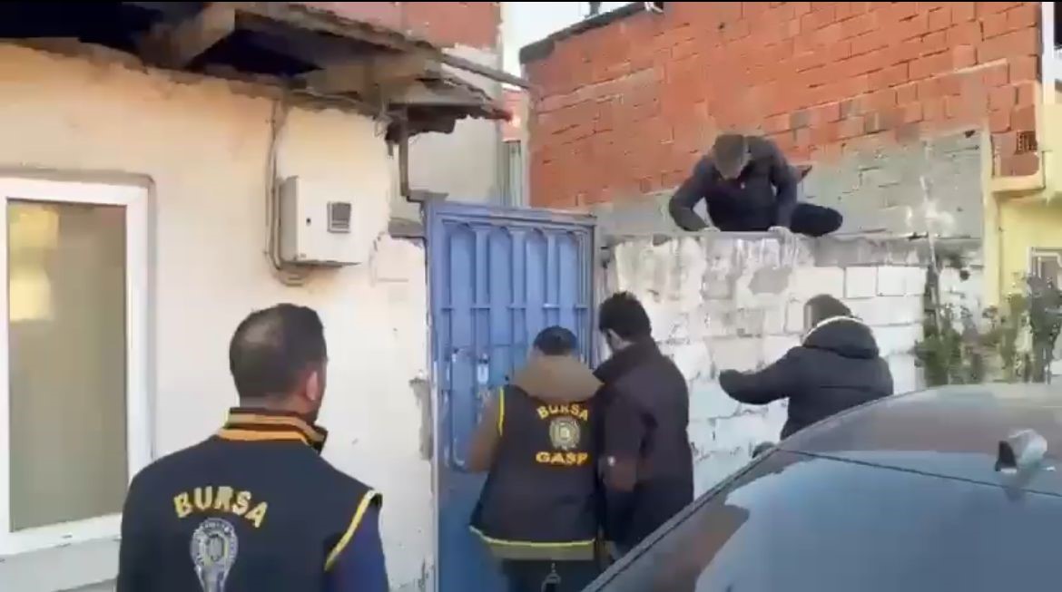 Alman anneden ka&ccedil;ırılan &ccedil;ocuk 7 yıl sonra harabe evde b&ouml;yle bulundu
