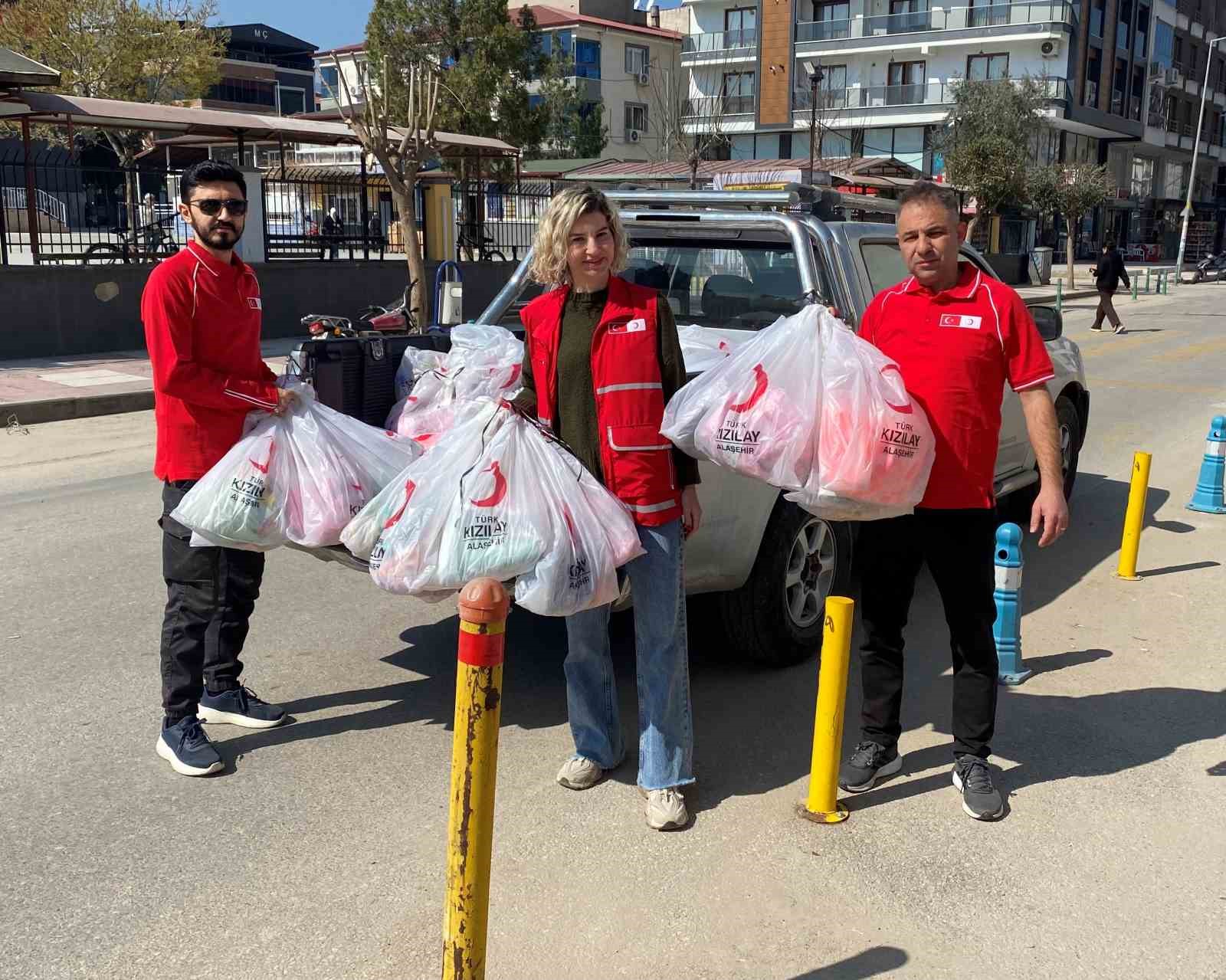 Alaşehir&rsquo;de Kızılay&rsquo;dan &ccedil;ocuklara bayram hediyesi
