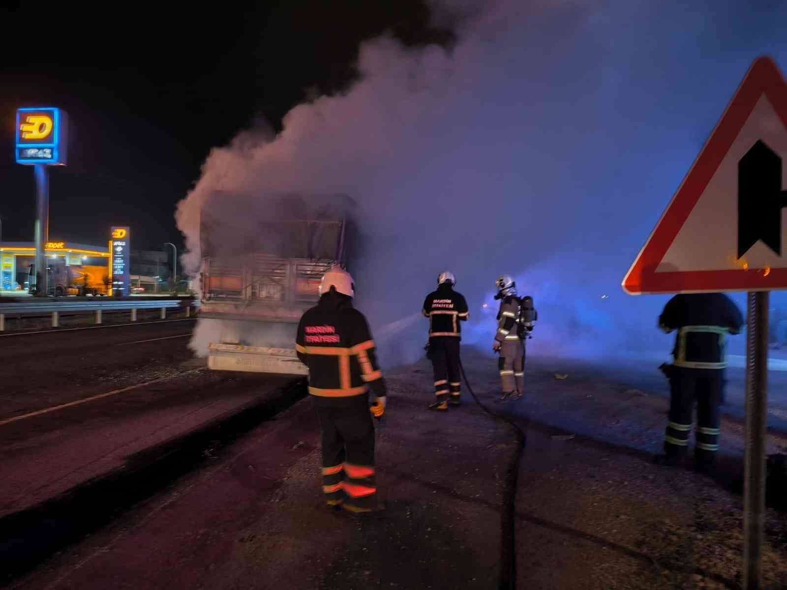 Mardin’de hayvan yemi yüklü tırın dorsesinde yangın çıktı