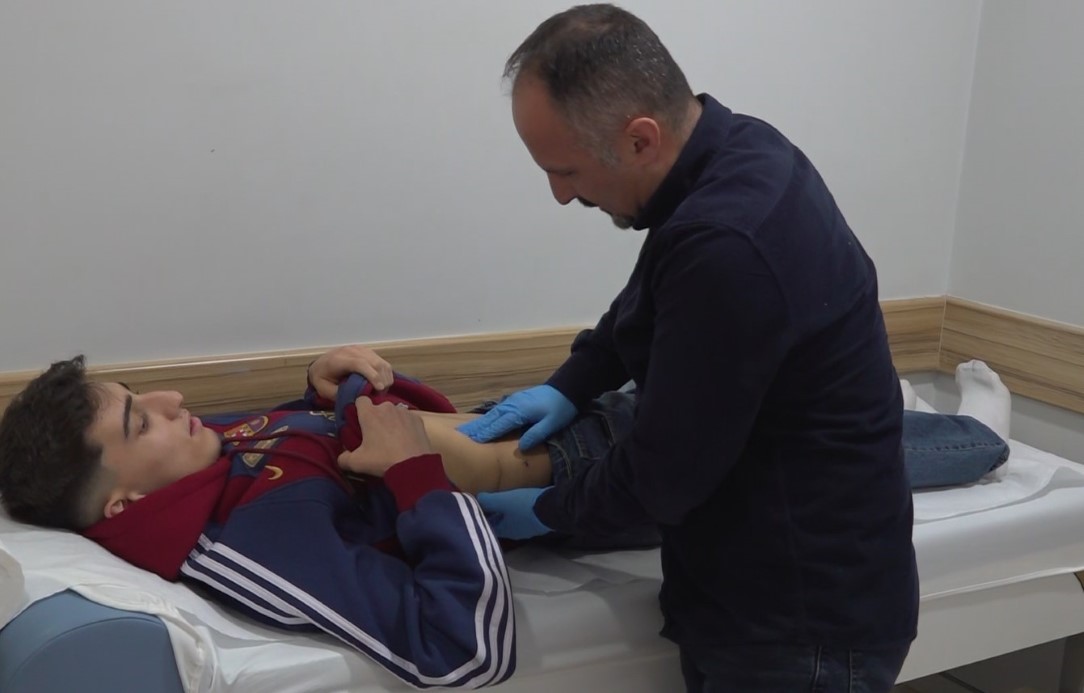 Ma&ccedil;ta kaleciyle &ccedil;arpışan gen&ccedil; futbolcunun b&ouml;breği par&ccedil;alandı, ameliyatla hayatı kurtuldu