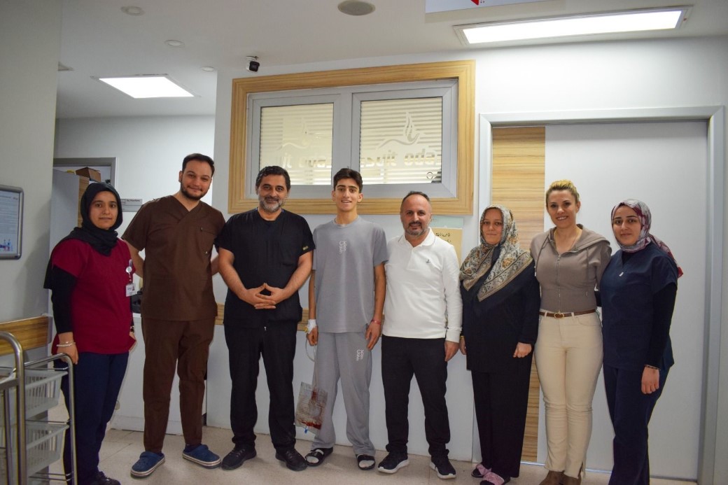 Ma&ccedil;ta kaleciyle &ccedil;arpışan gen&ccedil; futbolcunun b&ouml;breği par&ccedil;alandı, ameliyatla hayatı kurtuldu