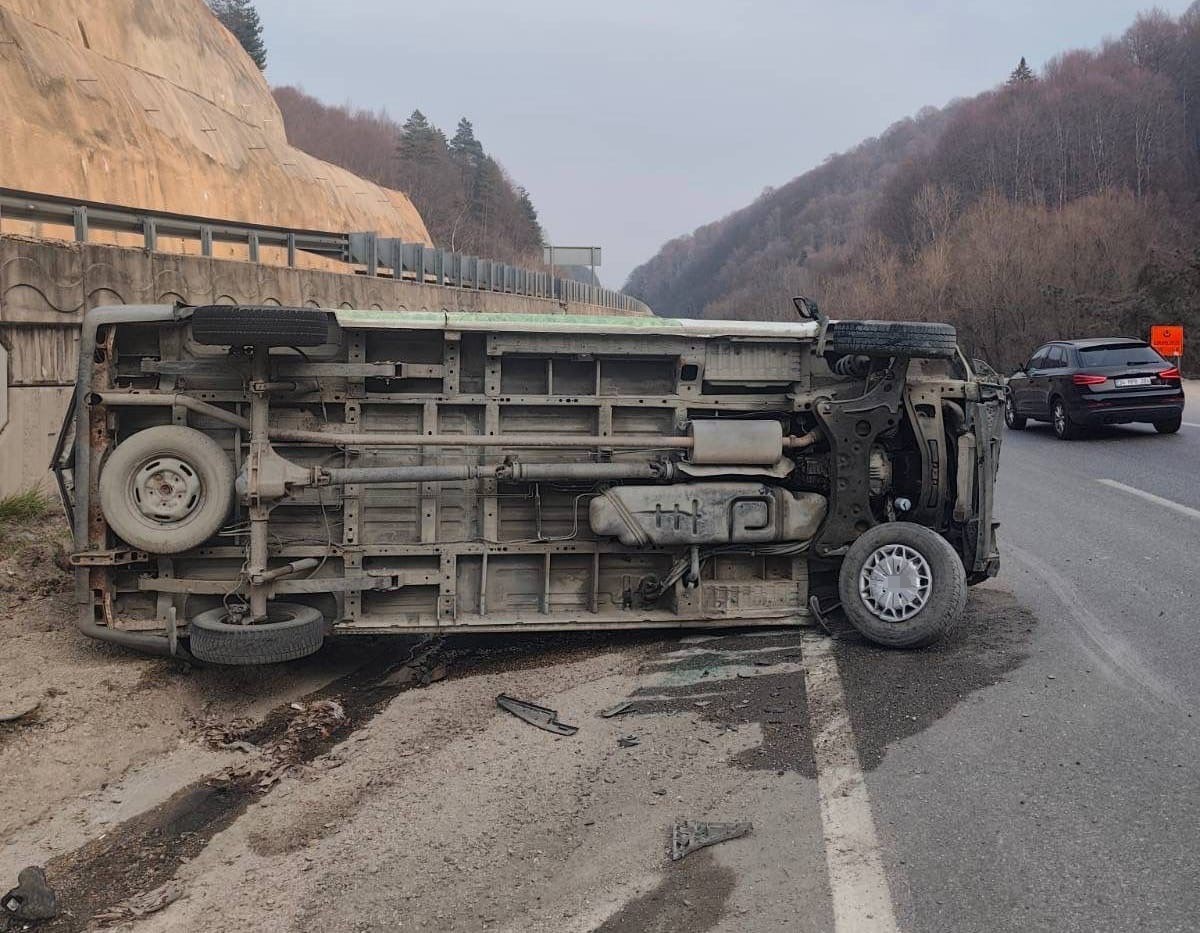 Kontrolden &ccedil;ıkan minib&uuml;s takla attı, s&uuml;r&uuml;c&uuml; yaralandı
