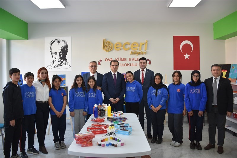 Salihli&rsquo;de &ouml;ğrencilerin hayal g&uuml;c&uuml;n&uuml; geliştirecek resim at&ouml;lyesi a&ccedil;ıldı
