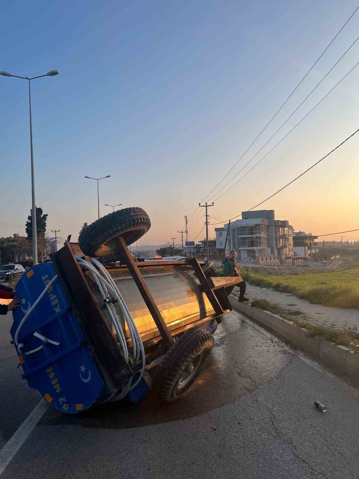 Balıkesir&rsquo;deki kamyon ile trakt&ouml;r &ccedil;arpıştı: 2 yaralı
