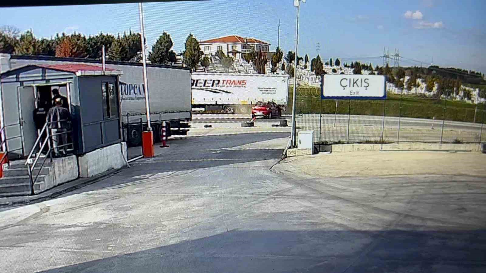 Edirne’de otomobil tıra çarptı, 1 kişi yaralandı: Kaza anı kamerada