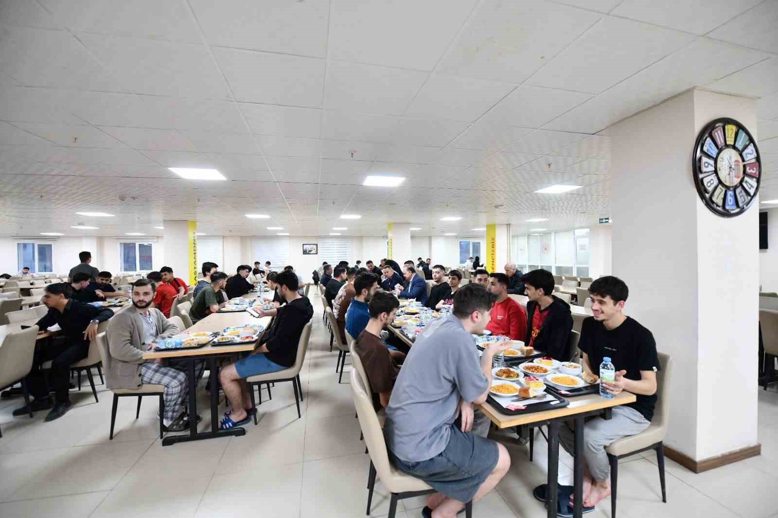 Vali Dallı, üniversite öğrencileriyle iftar sofrasında buluştu