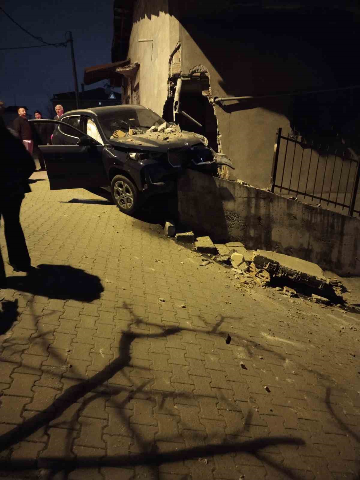 Ataşehir&rsquo;de kontrolden &ccedil;ıkan otomobil, yıktığı istinat duvarında asılı kaldı
