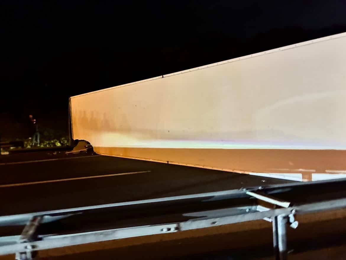 B&uuml;y&uuml;k&ccedil;ekmece TEM Otoyolu&rsquo;nda tır devrildi: Kilometrelerce trafik oluştu
