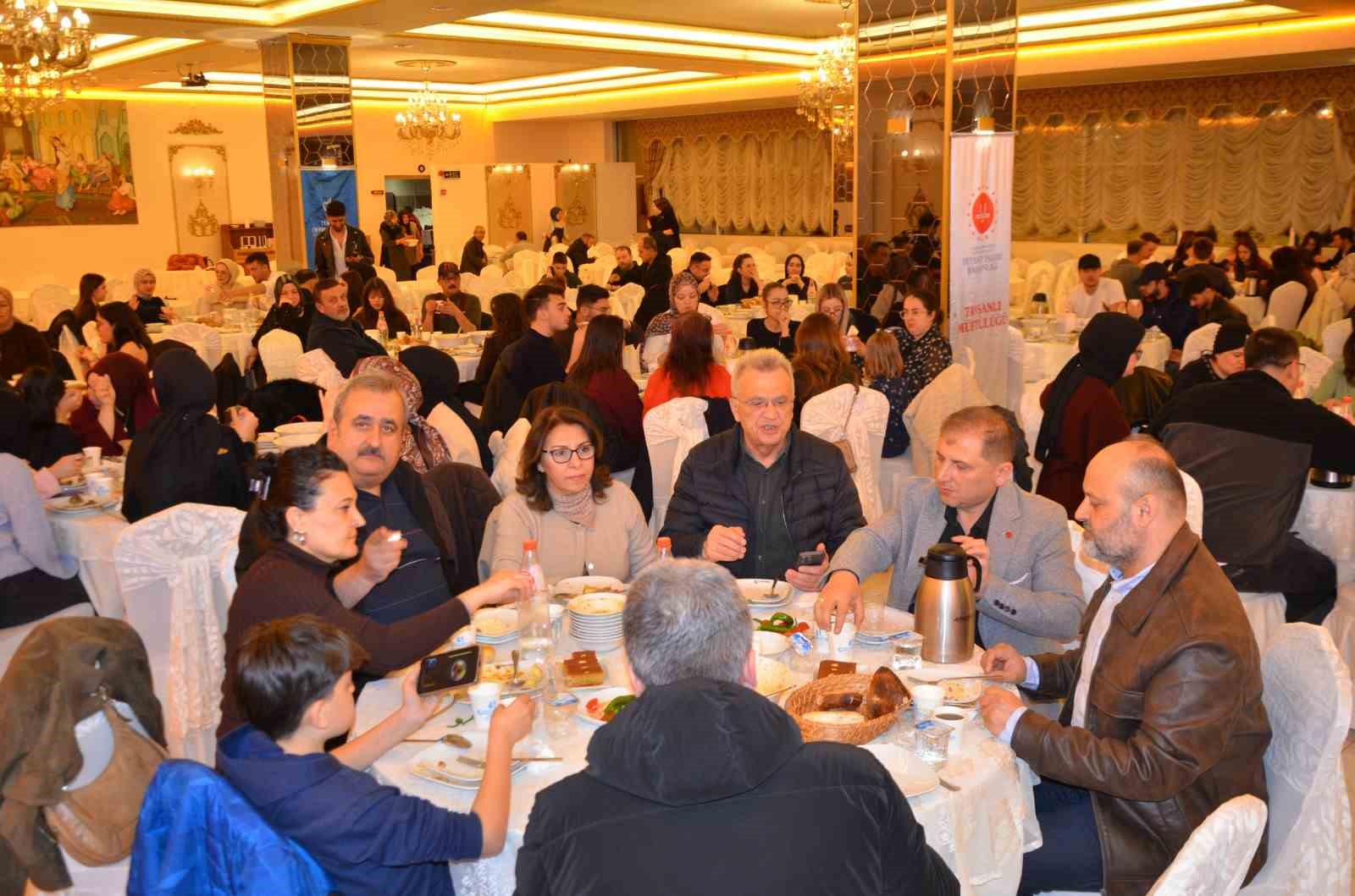 Tavşanlı’da üniversite öğrencileri iftarda buluştu