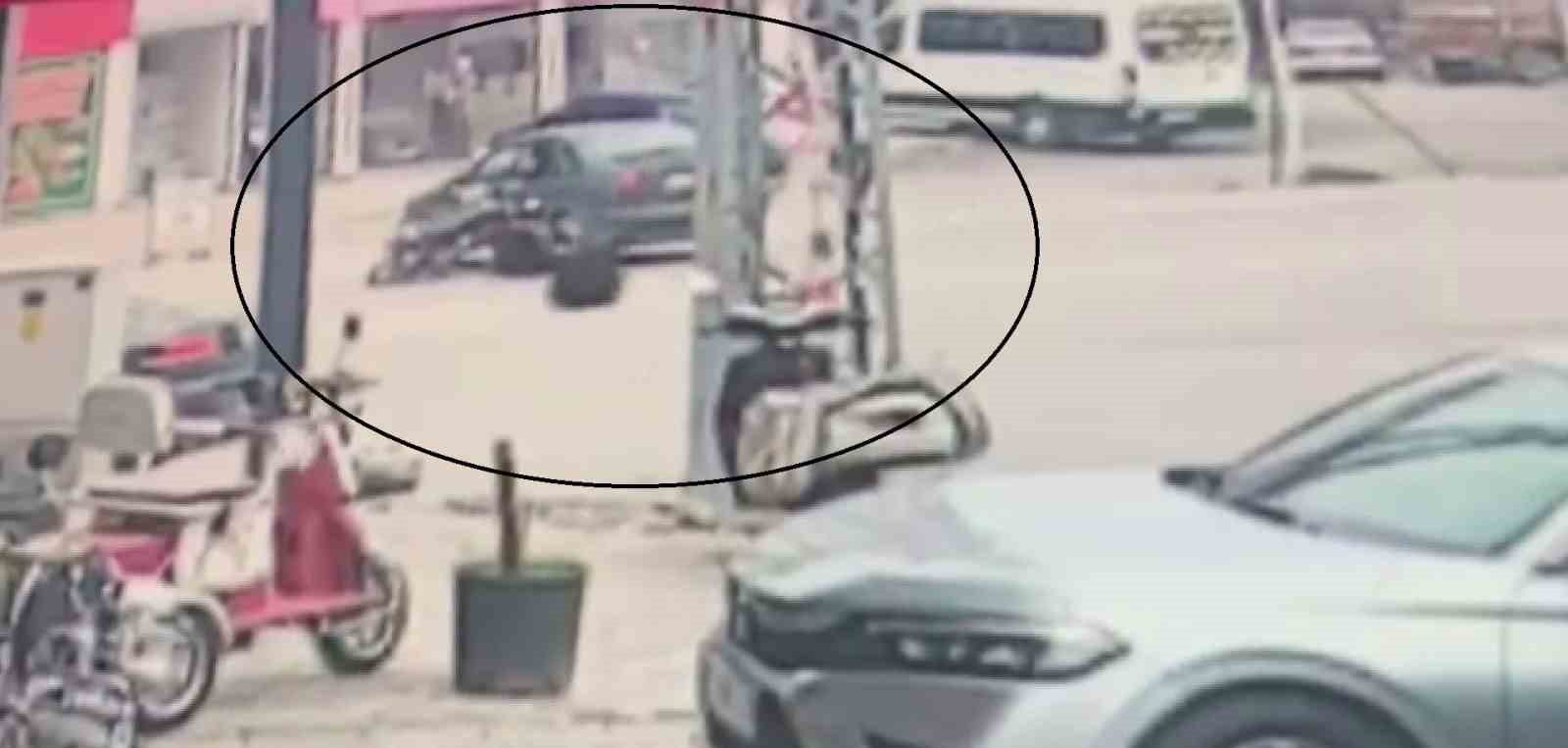 Otomobille çarpışan motosikletteki 2 kişinin yere savrulduğu anlar kamerada