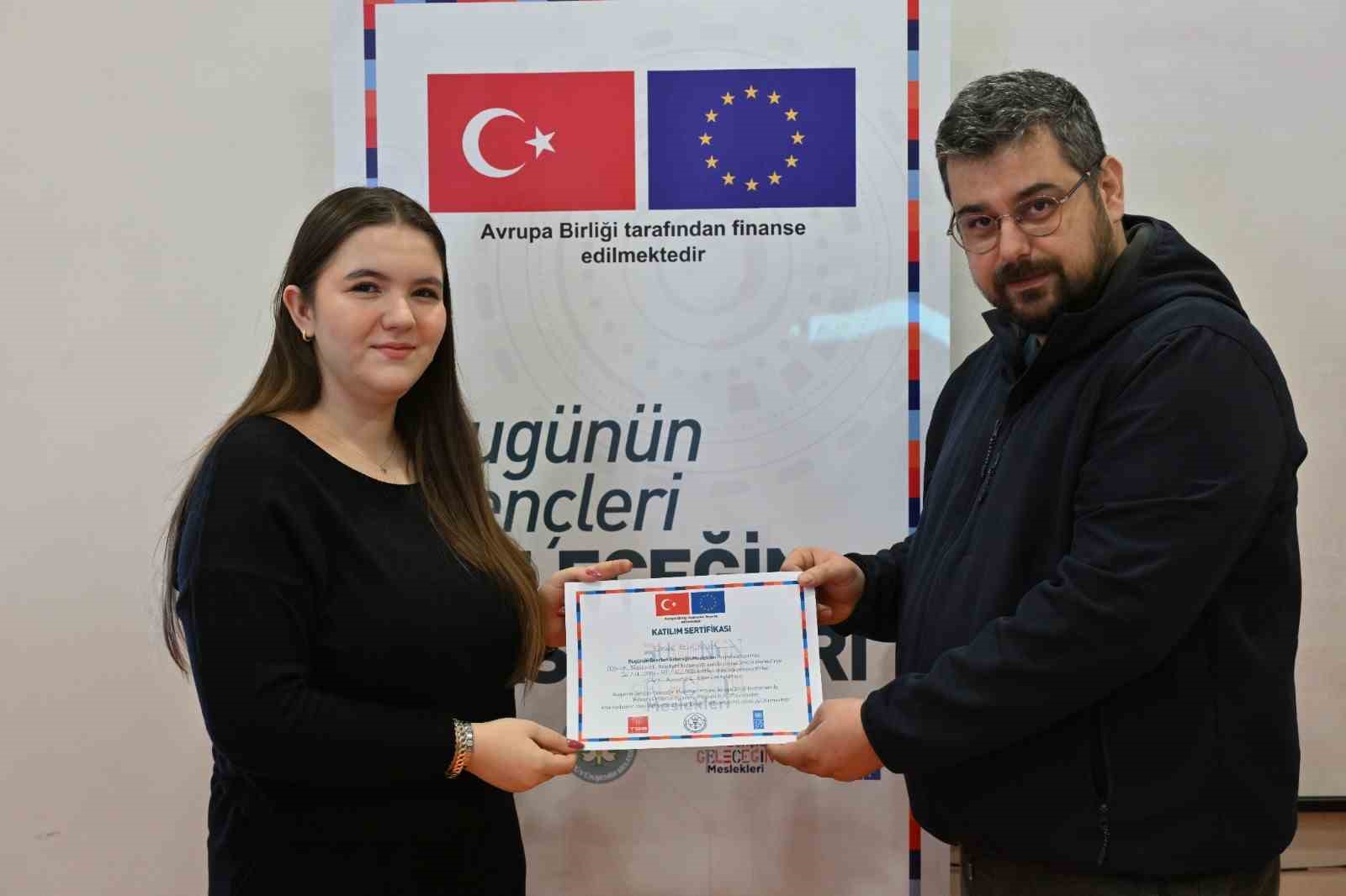 Manisa B&uuml;y&uuml;kşehir Belediyesinden gen&ccedil;lere dijital gelecek vizyonu
