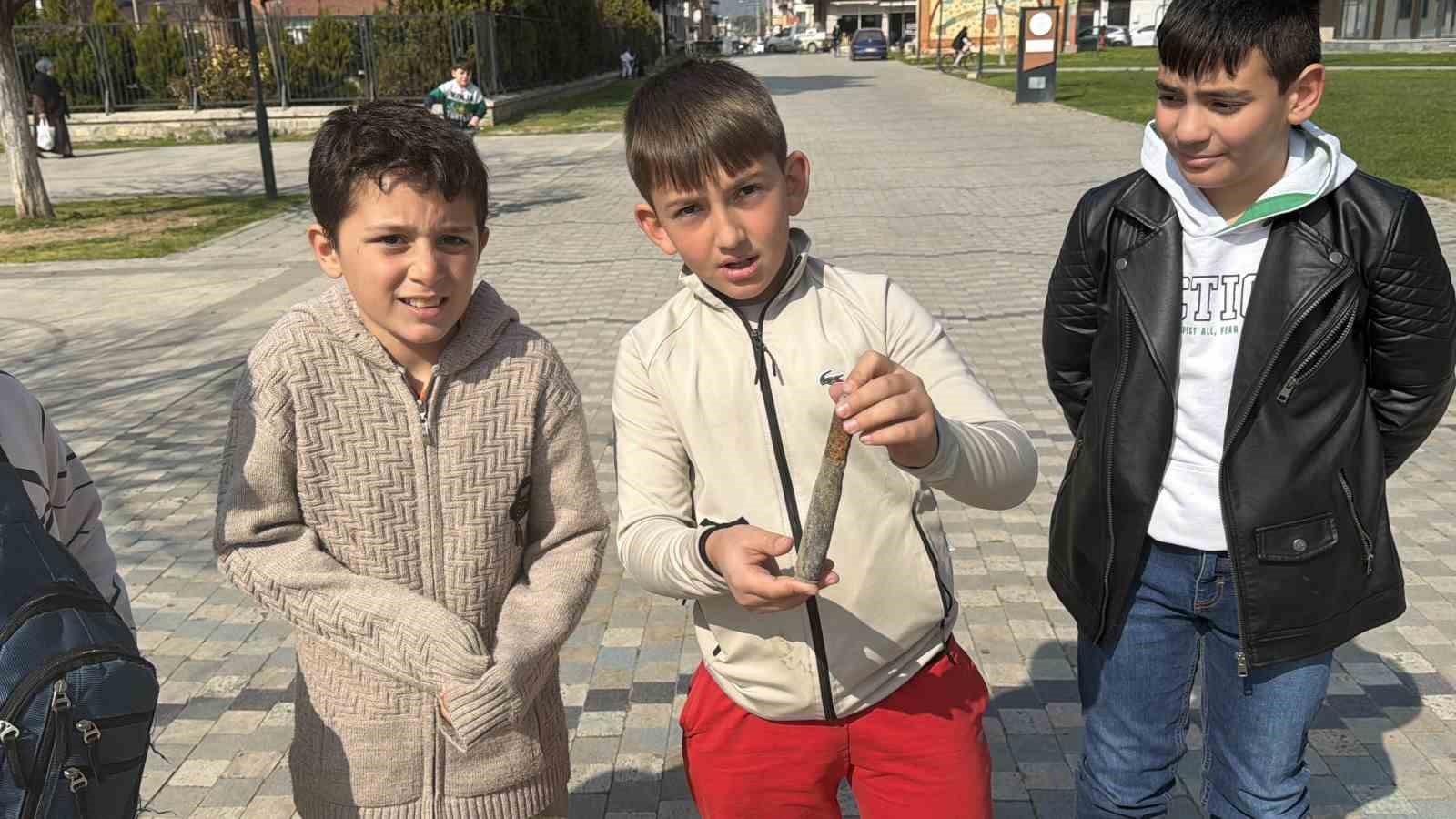 &Ccedil;ekilen İznik G&ouml;l&uuml; kıyısında oynayan &ccedil;ocuklar top mermisi buldu
