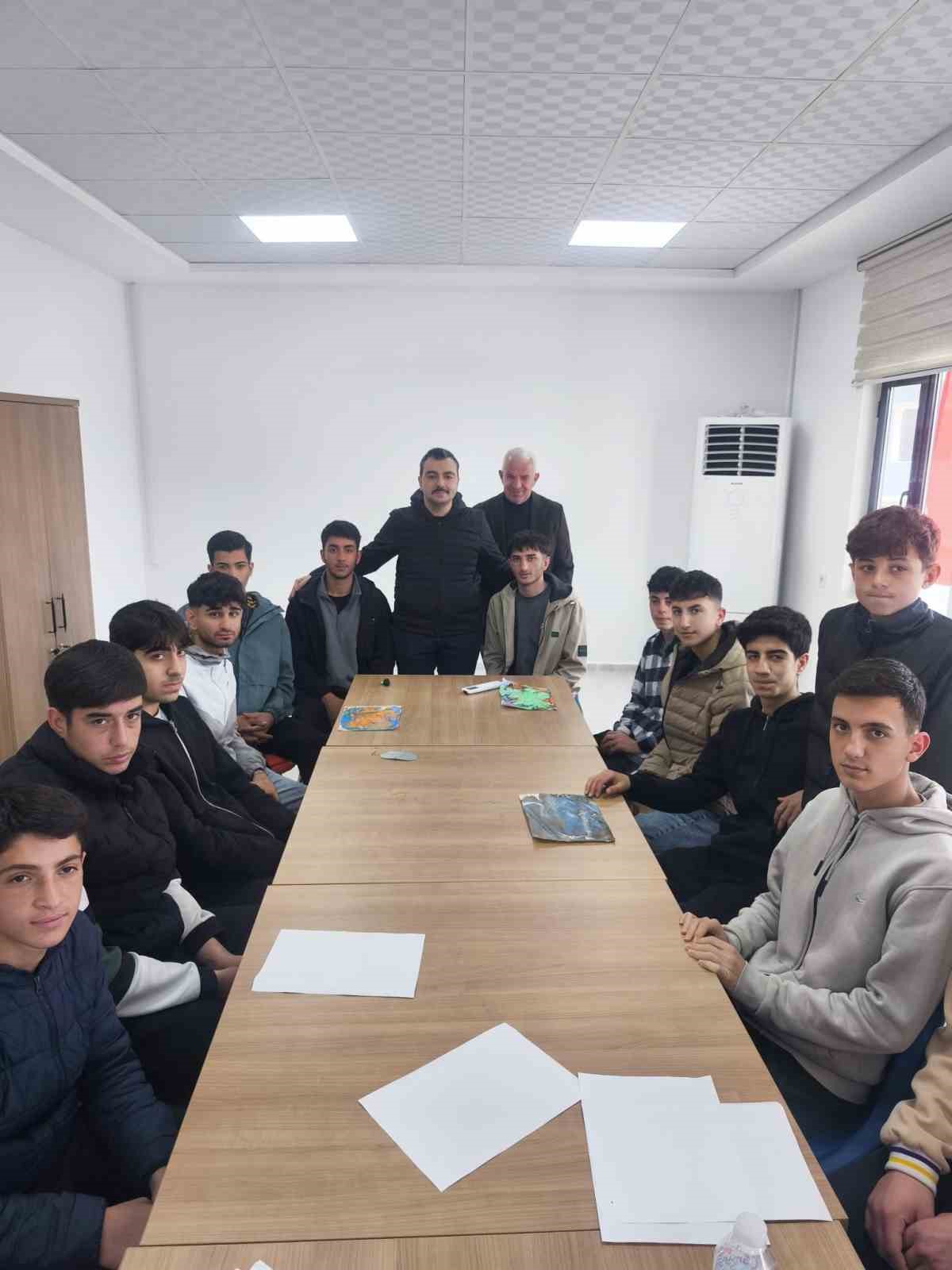 Dicle Kaymakamı Atış, gen&ccedil;lik kampında sporcu gen&ccedil;lerle buluştu
