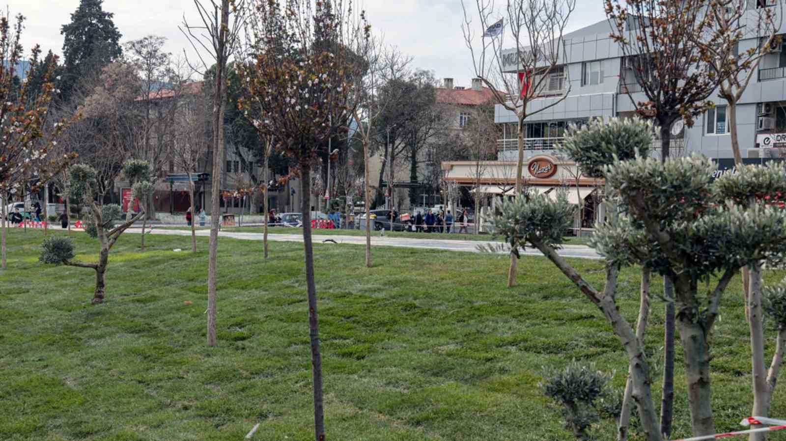 Yıkılan işhanı alanında &ccedil;evre d&uuml;zenlemesi tamamlandı
