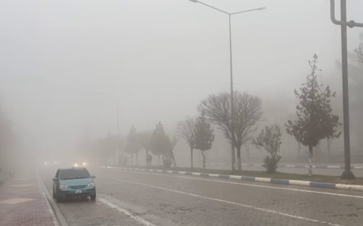 Besni’de sağanak yağış ve yoğun sis etkili oldu
