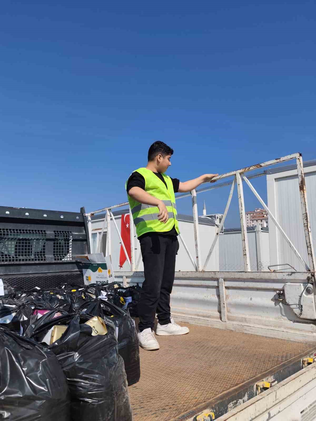 Gördesli öğrencilerden depremzede ailelere Ramazan desteği
