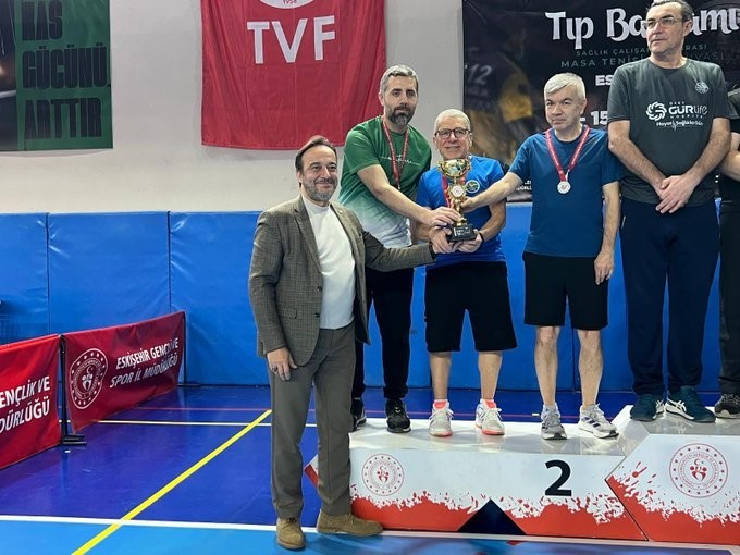 Eskişehir&rsquo;de sağlık &ccedil;alışanlarının masa tenisi heyecanı
