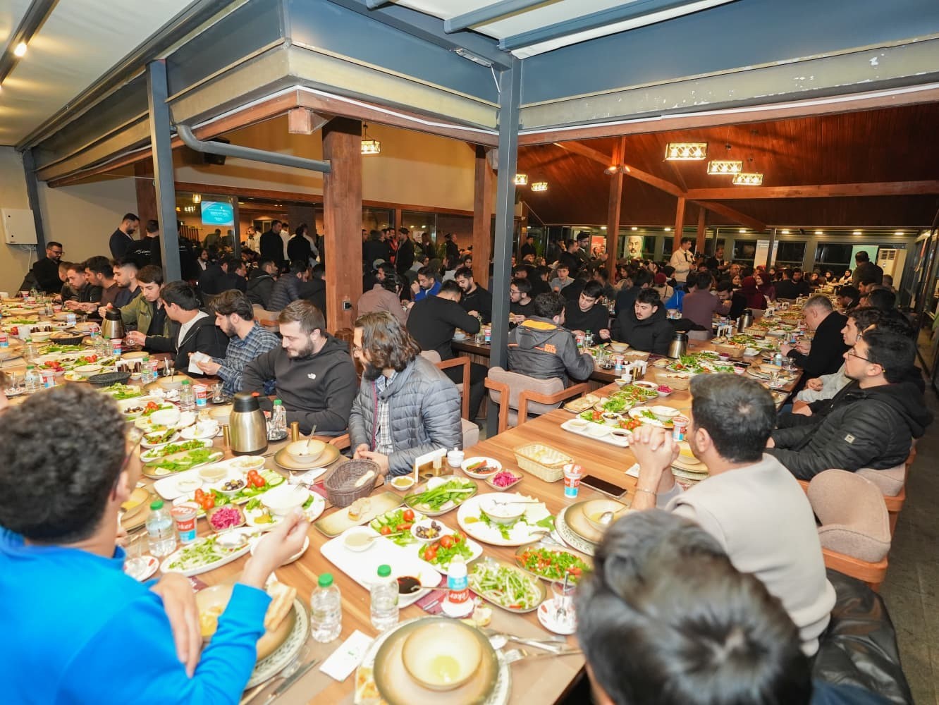 Başkan Yılmaz T&Uuml;GVA&rsquo;lı gen&ccedil;lerle sahurda buluştu
