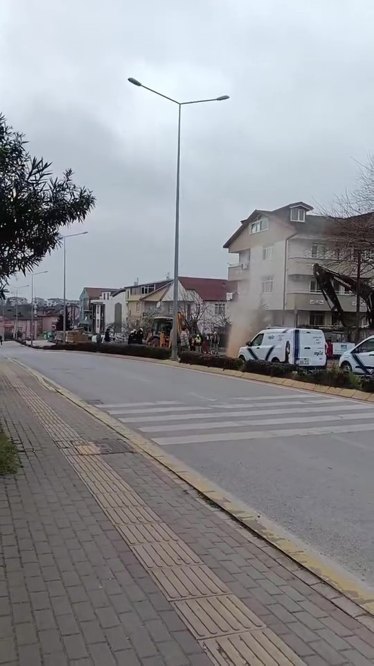 Derince&rsquo;de delinen doğalgaz borusu mahalleliyi korkuttu
