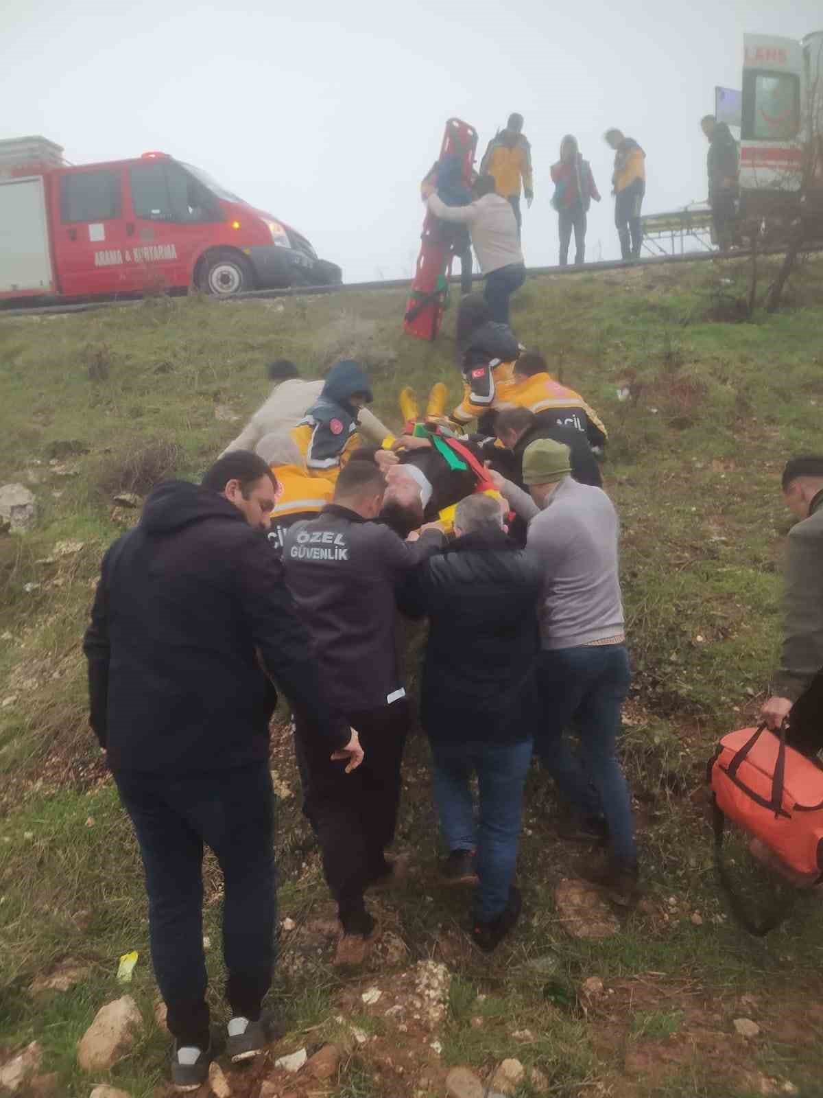 Mardin&rsquo;de yol kenarına devrilen otomobilin s&uuml;r&uuml;c&uuml;s&uuml; yaralandı
