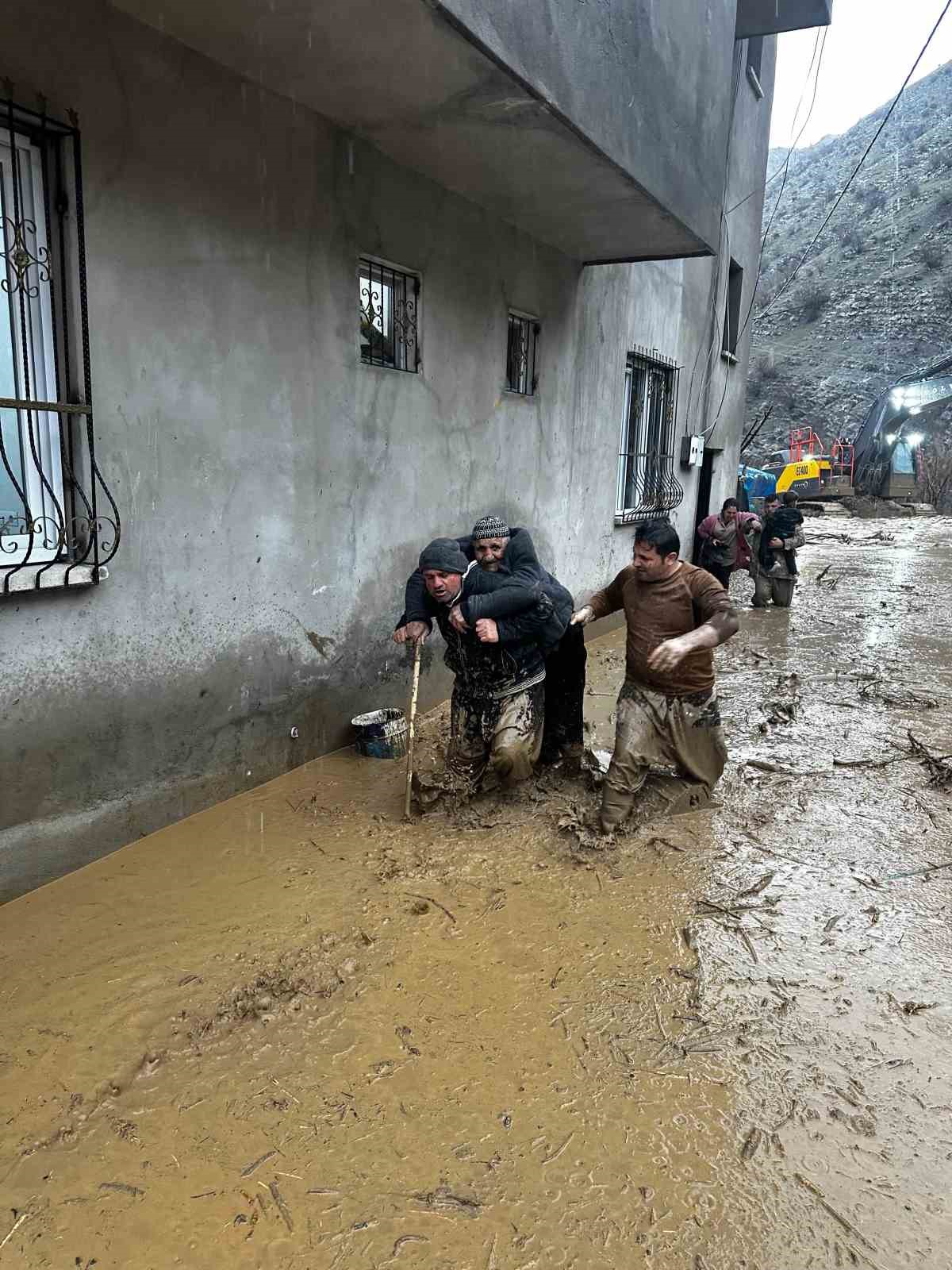 Şırnak’ta sel ve heyelan: Ev ve ahırlar zarar gördü