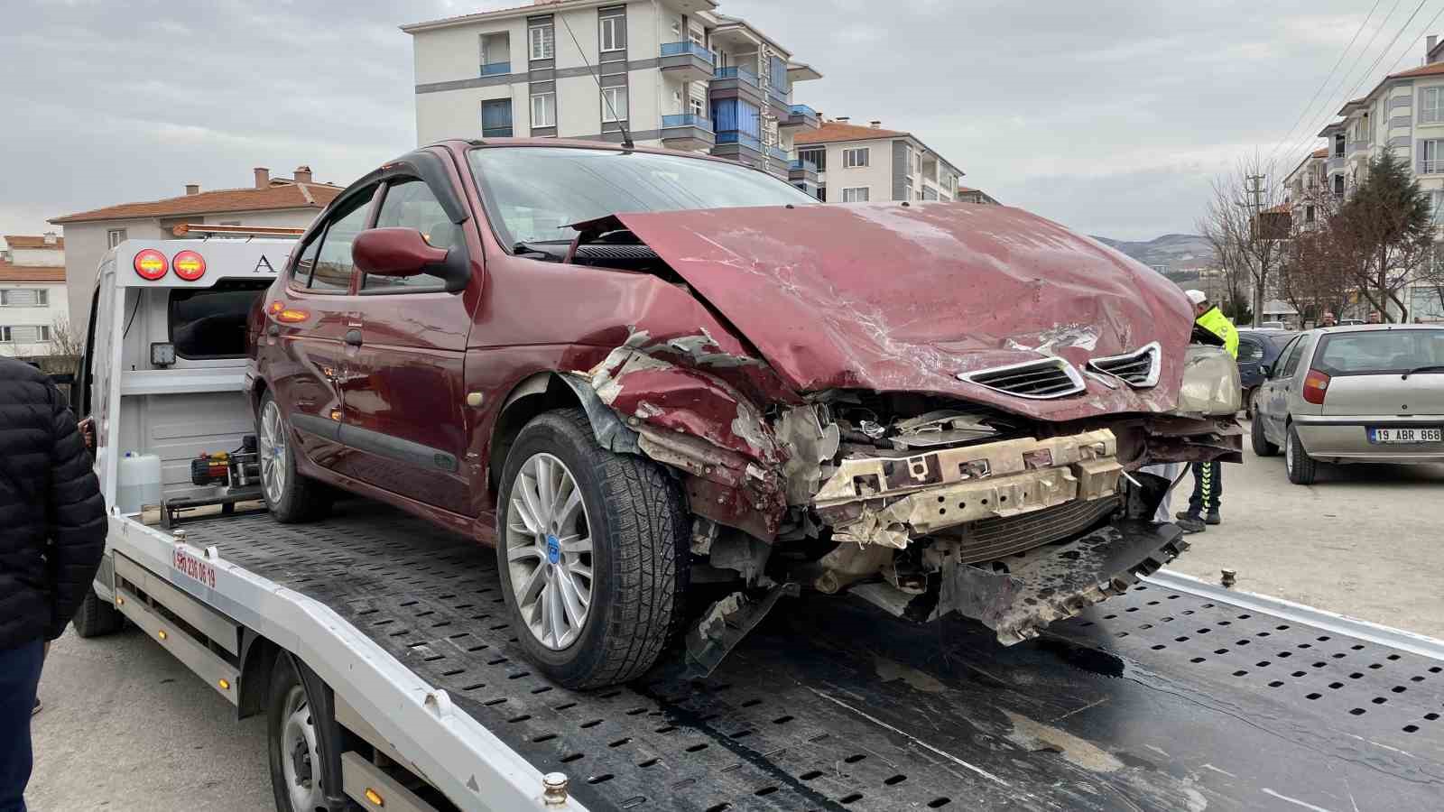 Çorum’da minibüs ile otomobil çarpıştı: 5 yaralı