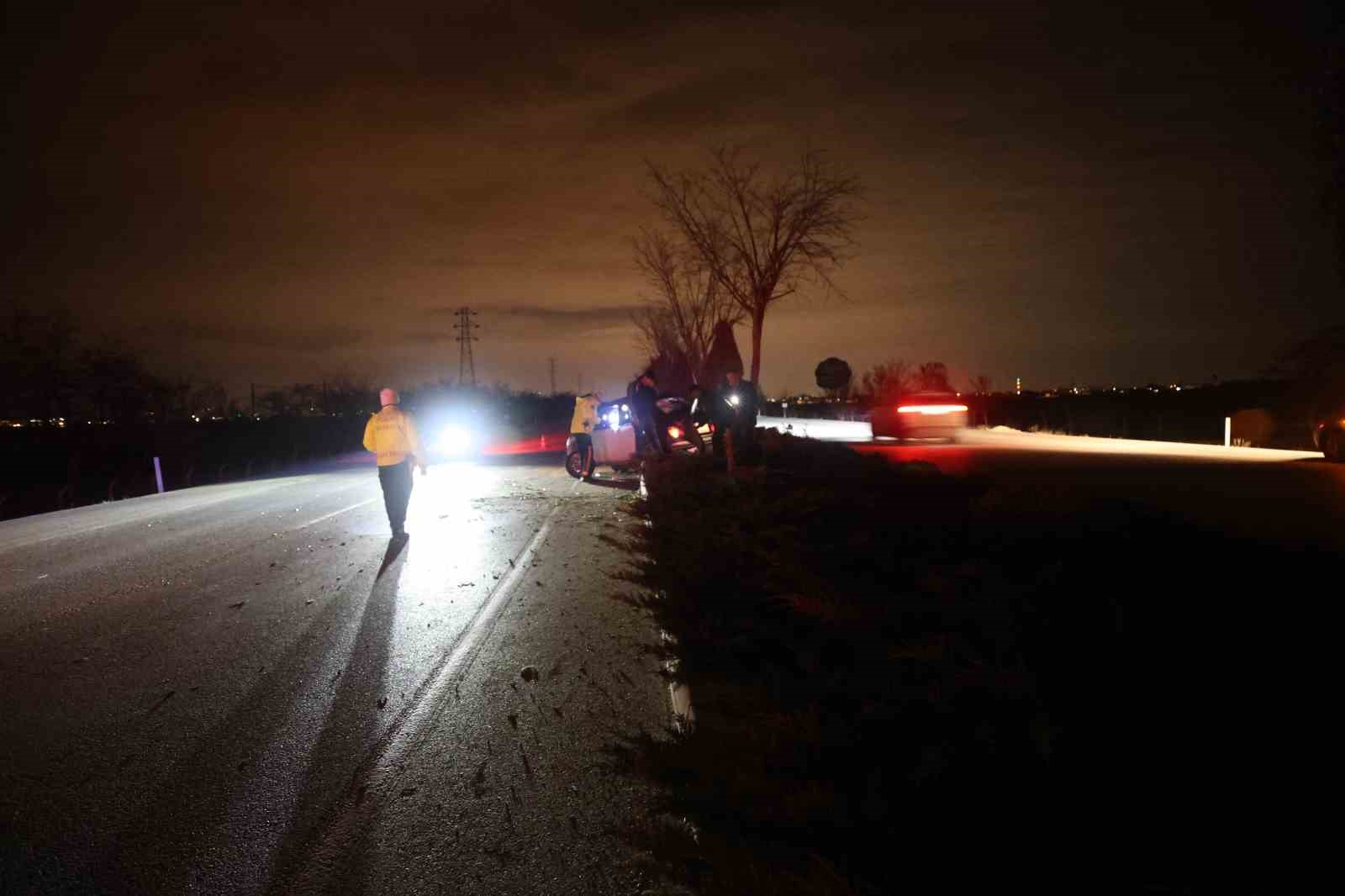 Konya&rsquo;da kontrolden &ccedil;ıkan otomobil takla attı: 3 yaralı
