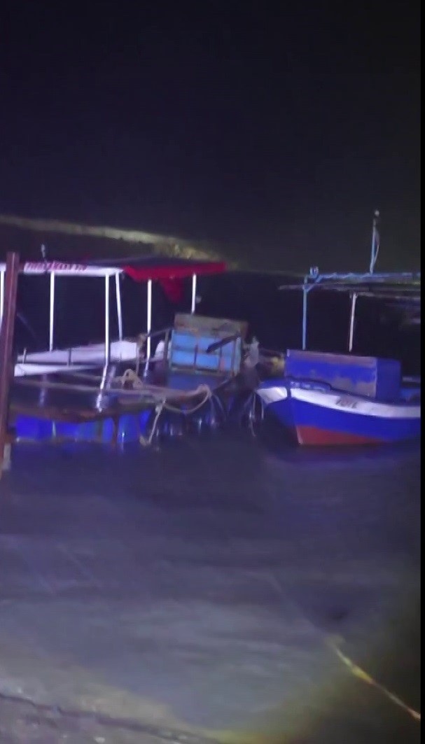 Hatay&rsquo;da kuvvetli fırtınayla deniz taştı, iş yerleri zarar g&ouml;rd&uuml;... O anlar kamerada
