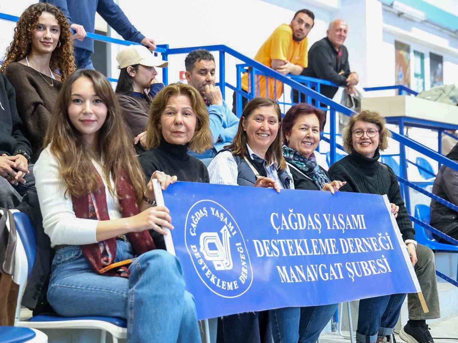 Manavgat&rsquo;ın sultanları sezonu taraftarlarıyla noktaladı
