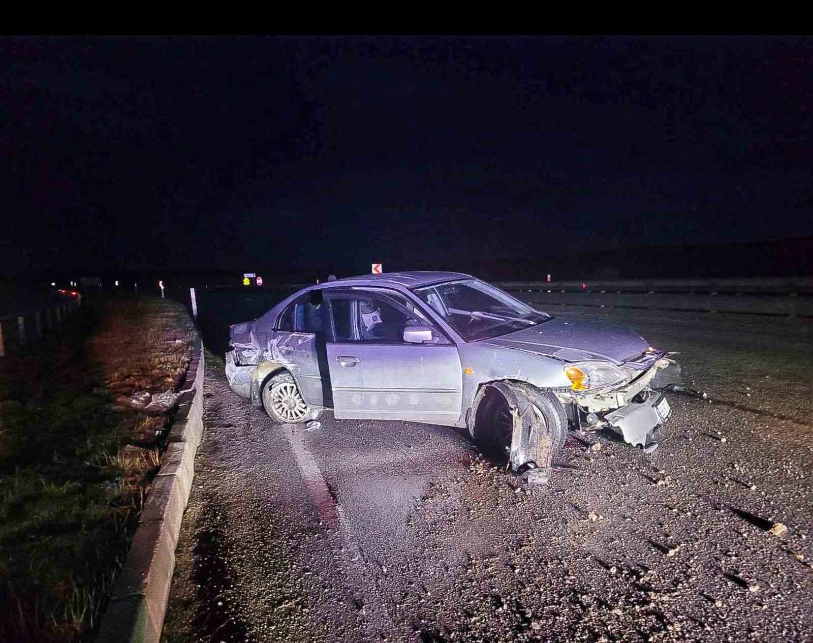 Otomobil bariyerlere &ccedil;arptı, 4 kişi yaralandı
