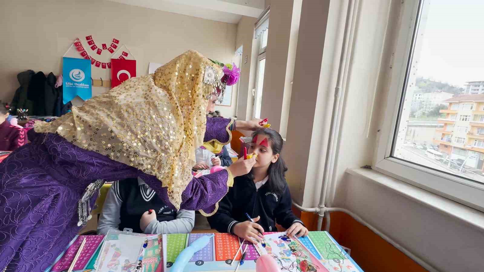 Rize’de öğrencilere Karagöz ve Hacivat gösterisi